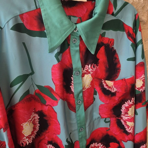 Sienna Bee Poppy Floral Button Down Blouse Top like new