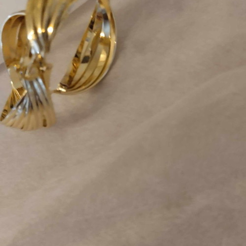 Asymmetric earrings with embossed ridges gold color new