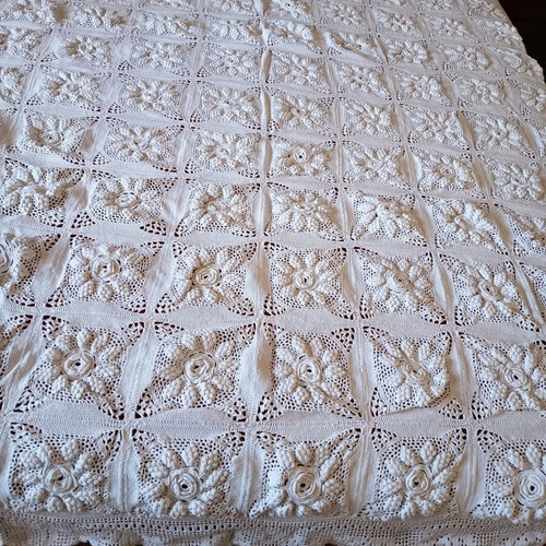 Handmade knitted blanket with embossed floral motifs, like new, 165x210 cm