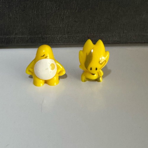 Gogo’s Crazy Bones yellow mini figures like new, collectible 2000s set