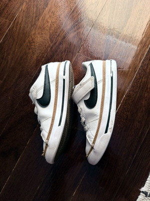 Nike casual shoes for boys size 27, white