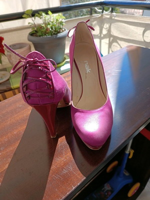 Nak fuchsia pumps like new, size 40