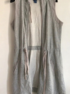 Sleeveless gray jacket with hood, pockets and zip like new