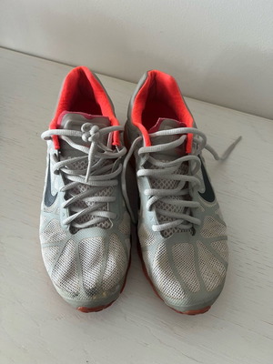 Γυναικείο αθλητικό Nike μεταχειρισμένο, μέγεθος 42, λευκό