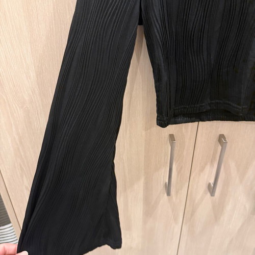 Crop top black with embossed texture and bell sleeves like new Shein, size M