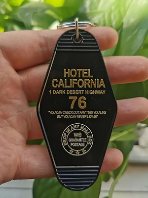 Ρετρό Μπρελόκ Hotel California καινούργιο, μαύρο με χρυσαφί λεπτομέρειες