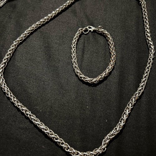 Necklace and bracelet set like new, silver color
