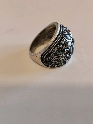 Silver-colored ring with stones like new