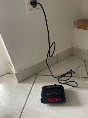 Digital bedside alarm clock like new, tabletop