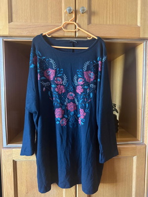 Black blouse with flowers and bat sleeves new, XXXL