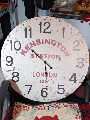 Ρολόι τοίχου Kensington Station London μεταχειρισμένο, vintage με φθαρμένη υφή