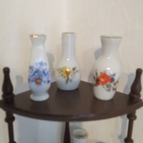 Set of miniatures on shelf like new, 10 pieces