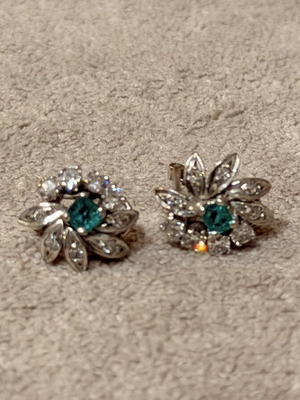 Gold earrings 18 carat with brilliant and emeralds like new