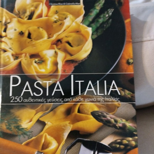 Pasta Italia hardcover book like new, 250 authentic Italian flavors