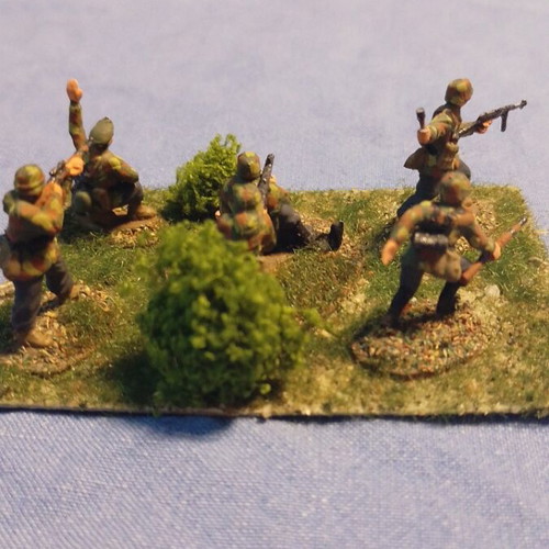 Mini diorama German paratroopers 1/72 scale like new