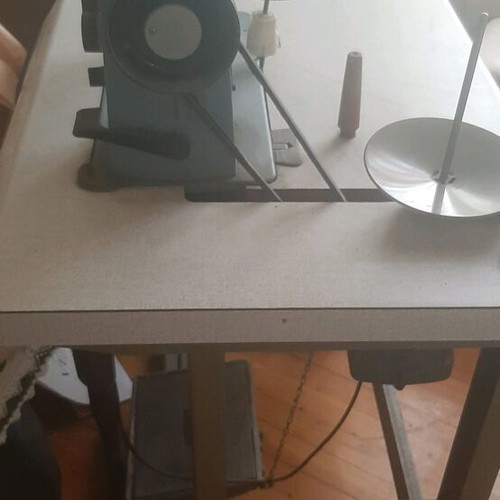 Singer sewing machine professional like new with electric pedal