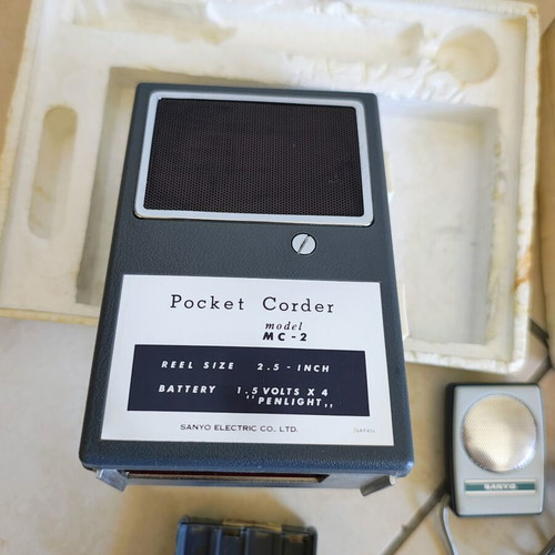 Sanyo Corder MC-2 cassette player like new, broken lid