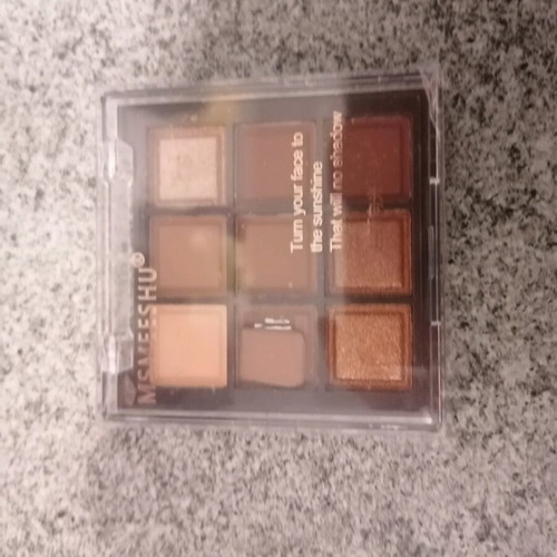 Eyeshadow palette in earthy tones new with shimmer