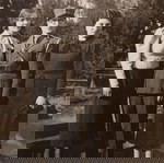  Φωτογραφικό καρτ ποστάλ; με παλιά φωτογραφία ΣΤΡΑΤΙΩΤΙΚΟΥ ΜΕ ΔΥΟ ΚΥΡΙΕΣ. Υπάρχει ημερομηνία 22/02/37
