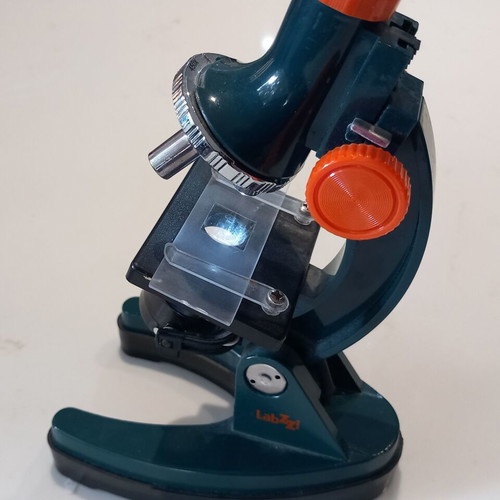 Children's microscope used with three magnification levels