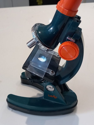 Children's microscope used with three magnification levels