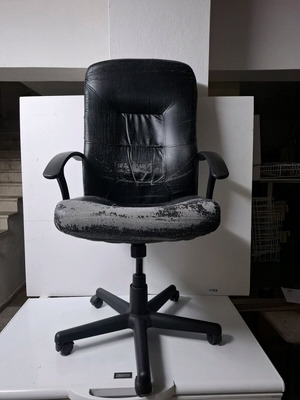 Καρέκλα γραφείου μεταχειρισμένη με φθορές