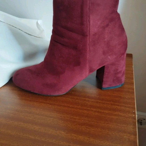 Women's suede boot burgundy like new, size 39