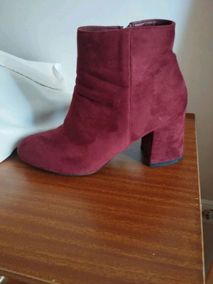 Women's suede boot burgundy like new, size 39