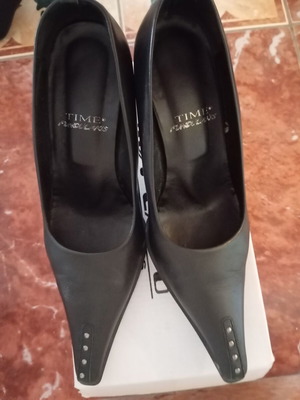 Leather pointed pumps like new with rhinestone details
