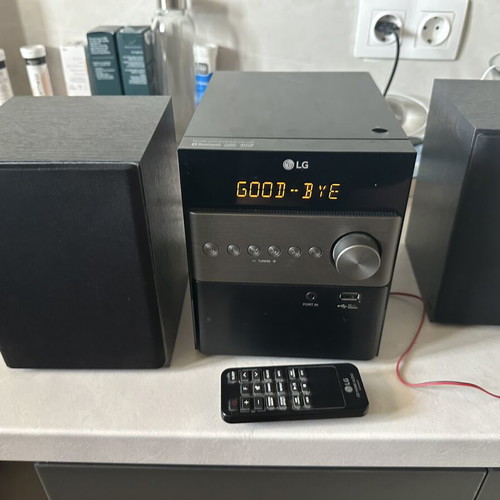 LG HiFi system like new with remote control