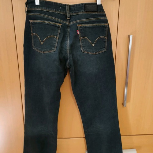 Levi's jeans 31x34 like new, low rise