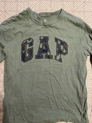 GAP shirt for boys in green color, like new