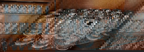Υπερπλήρες Σετ 54 Κρυστάλλινων Ποτηριών – Pattern Ασημένα Λωρίδα