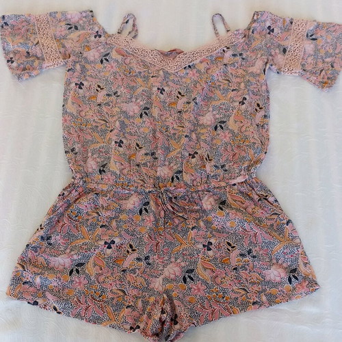 Printed one-piece shorts like new with straps and sleeves multicolored
