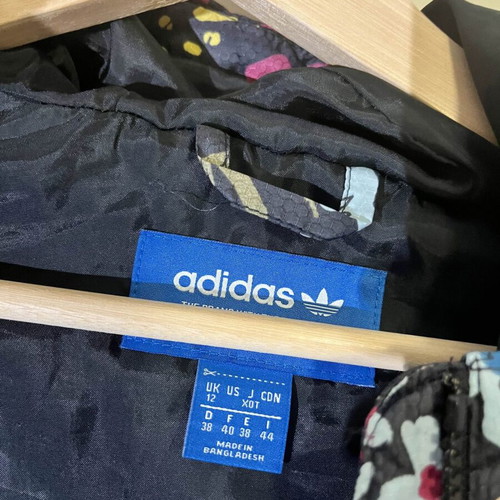 Adidas sleeveless jacket multicolor like new, size M