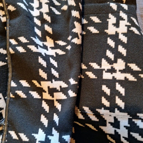 Women's checked poncho like new, black and white