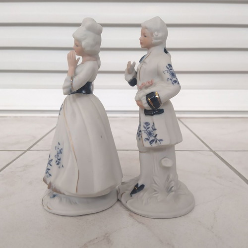 Decorative plaster figurine couple like new