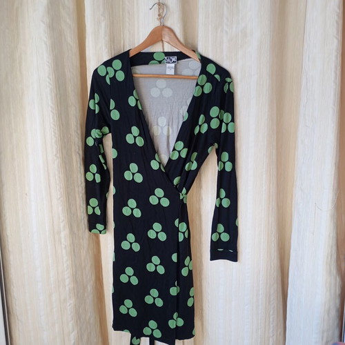 Diane Von Furstenberg wrap dress silk like new, black with green circles