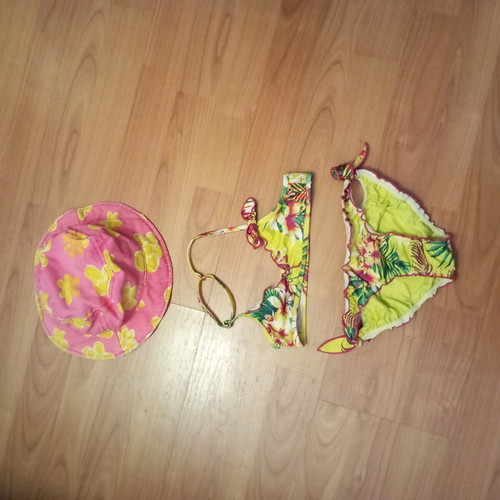 Children's swimsuit like new for 6-year-old girl with gift hat