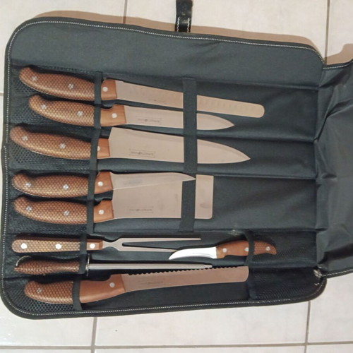 Knife set like new with carrying case