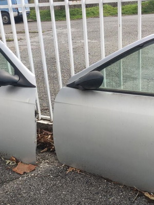 Alfa Romeo 156 parts used: 1 aluminum rim and 2 complete front doors