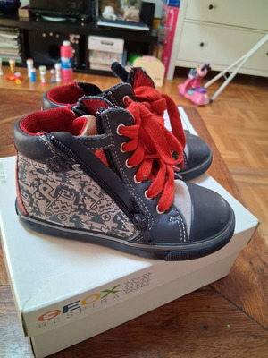 Geox boots size 26 unisex used with leather sole and zipper