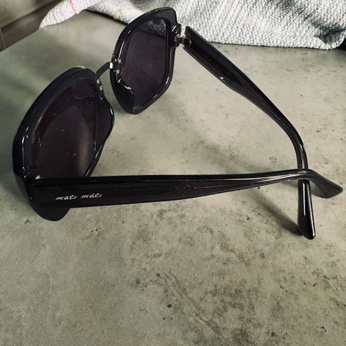 Mati Mati sunglasses like new, black