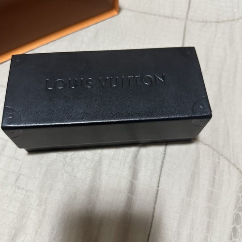 Louis Vuitton cat eye sunglasses like new, black