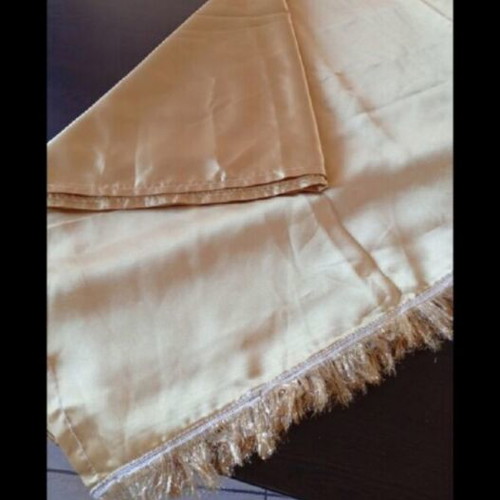 Tablecloths set like new, two gold-colored with and without fringe