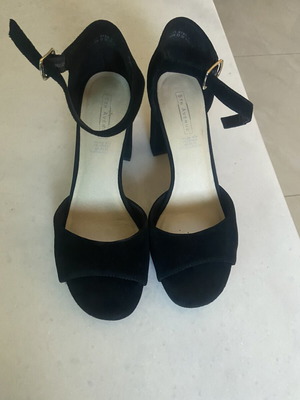 Women's black sandals size 39 like new