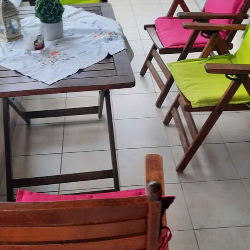 Balcony table with 4 wooden folding chairs used