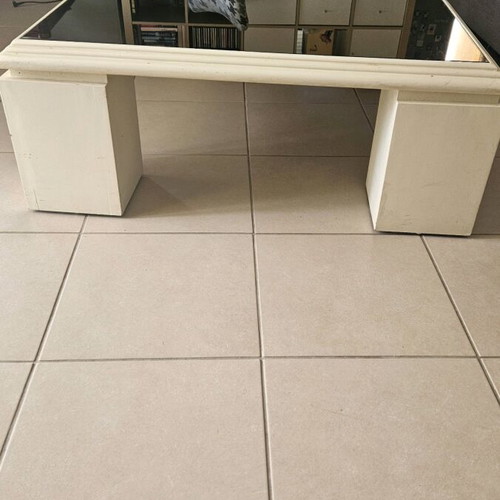 Modern living room table with lacquer and mirror in excellent condition