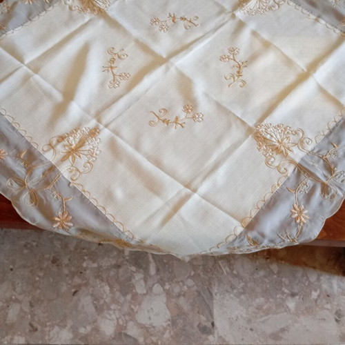 Organza tablecloth with floral designs and gold thread, like new