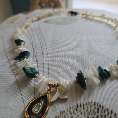 Necklace like new, white and multicolor